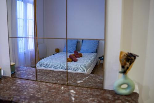 a mirror reflection of a bed in a bedroom at Somptueux Studio Hyper centre Perpignan in Perpignan