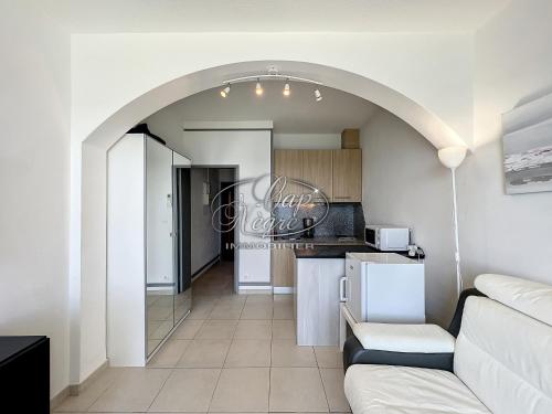 - un salon et une cuisine avec une voûte dans un appartement dans l'établissement studio pieds dans leau vue mer pour 2 personnes plage de cavaliere, au Lavandou