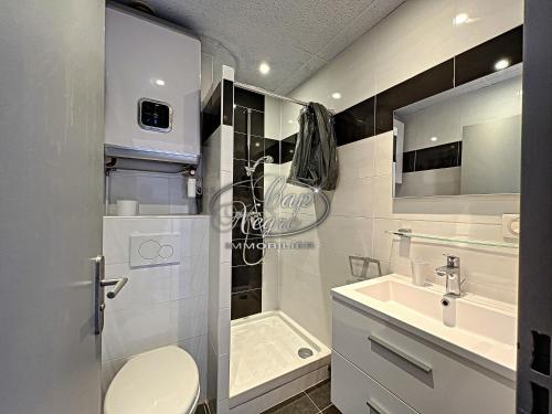 une salle de bain avec une douche, des toilettes et un lavabo dans l'établissement studio pieds dans leau vue mer pour 2 personnes plage de cavaliere, au Lavandou