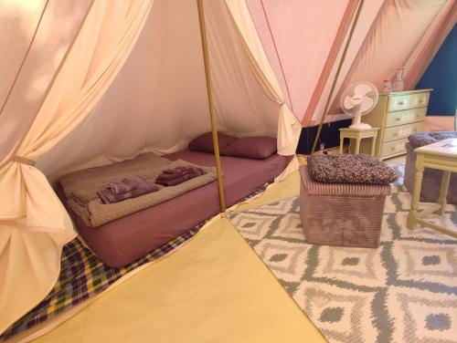 Camera con letto in tenda. di Rent-a-Fairytale Tent "Kukucka" with private sanitary facilities - Natural Slovakia a Modrý Kameň