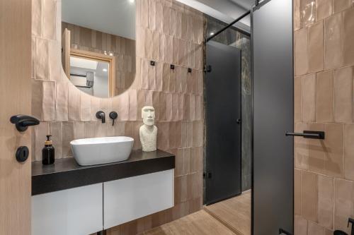 Ένα μπάνιο στο Rizes Suites Metro Dafni