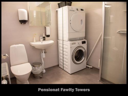Koupelna v ubytování Pensionat Fawlty Towers Aneby