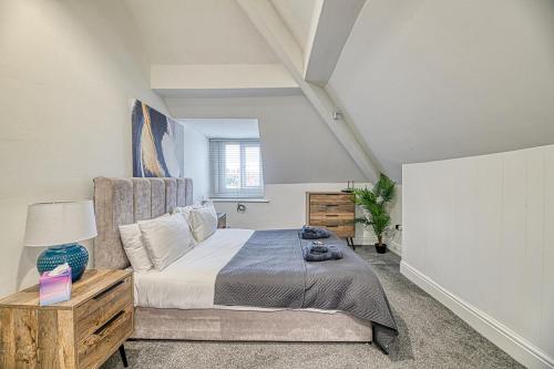 Un dormitorio con una cama y una mesa con una lámpara. en Fairhaven View Apartments - Lytham St Annes, en Lytham St Annes