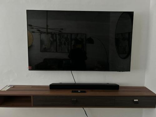 Televisyen dan/atau pusat hiburan di Entire 3Bed in Greater Manchester with Fast Wi-Fi, Garden & Free Parking