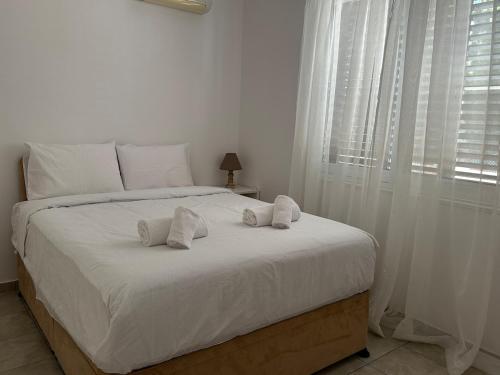 Cyprus villa with sea viewにあるベッド