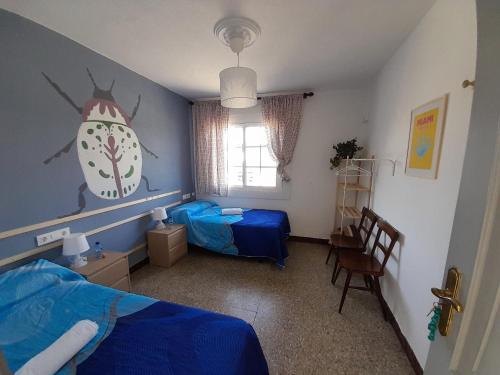Ένα ή περισσότερα κρεβάτια σε δωμάτιο στο Casa de Amigos