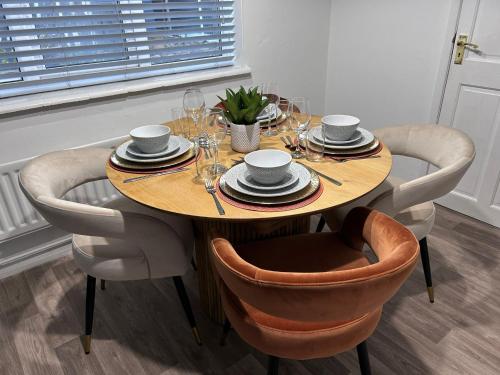 Ruang duduk di Entire 3Bed in Greater Manchester with Fast Wi-Fi, Garden & Free Parking