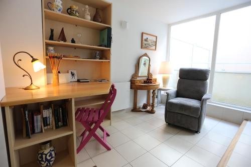 a room with a desk and a chair and a desk and a chair at Chaleureux appartement sur Brest in Brest