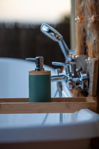 un briquet assis au-dessus d'une table en bois dans l'établissement Palom'bolla, à Porto-Vecchio