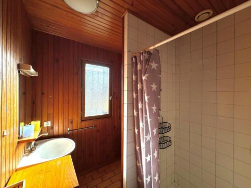 une salle de bain avec un lavabo et une douche dans l'établissement Rouge Gorge - Studio à 500m des plages, à Mimizan-Plage
