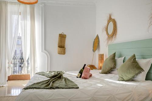 ペトラにあるHotelet Can Oms Mozart by Rentallorcaの大きな白いベッドと枕のある寝室