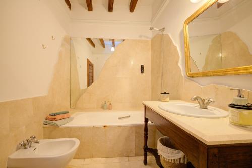 ペトラにあるHotelet Can Oms Mozart by Rentallorcaの洗面台と浴槽のあるバスルーム