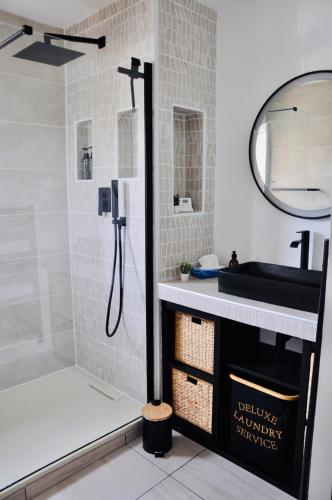 une salle de bain avec douche et lavabo dans l'établissement Le Rêve Bleu Jardin Parking Aéroport MEETT, à Blagnac