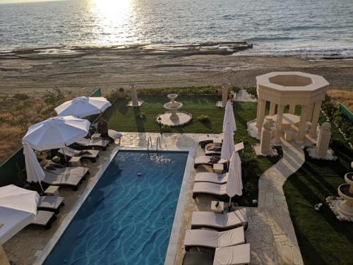 Πισίνα στο ή κοντά στο Luxury Beachfront Villa with a Pool