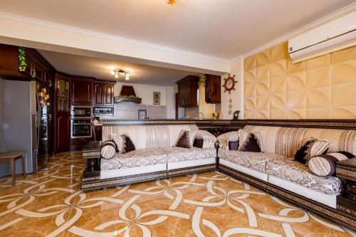 Η κουζίνα ή μικρή κουζίνα στο Luxury Beachfront Villa with a Pool
