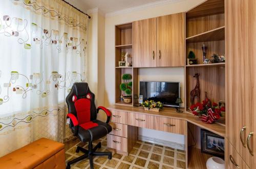 Μια τηλεόραση ή/και κέντρο ψυχαγωγίας στο Luxury Beachfront Villa with a Pool