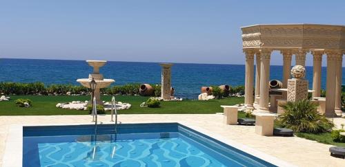 Πισίνα στο ή κοντά στο Luxury Beachfront Villa with a Pool