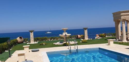 Πισίνα στο ή κοντά στο Luxury Beachfront Villa with a Pool