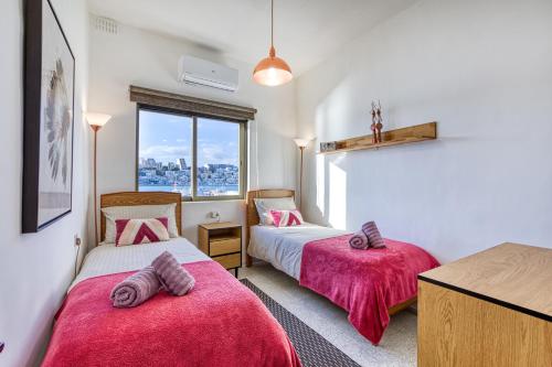 Ένα ή περισσότερα κρεβάτια σε δωμάτιο στο Unique Apartment Xemxija Bay 2Bedroom, 5m to Sea