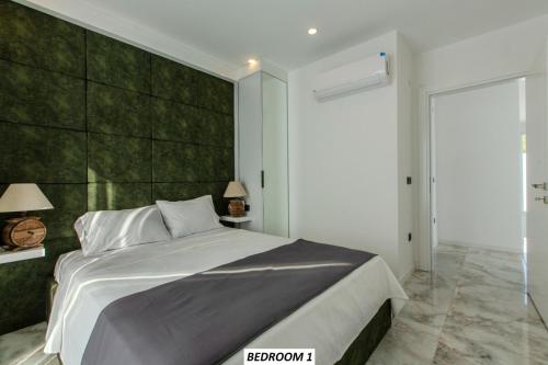 Ένα ή περισσότερα κρεβάτια σε δωμάτιο στο Luxury by the Alanya Coast