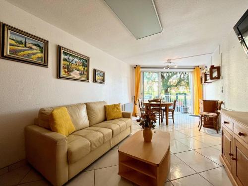 un salon avec un canapé et une table dans l'établissement STUDIO cabine 2 couchages à LA LONDE LES MAURES LAL110-004, à La Londe-les-Maures