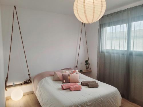 une chambre avec un lit avec deux serviettes dessus dans l'établissement Magnifique Villa piscine jacuzzi privé, à Saint-Féliu-dʼAvall