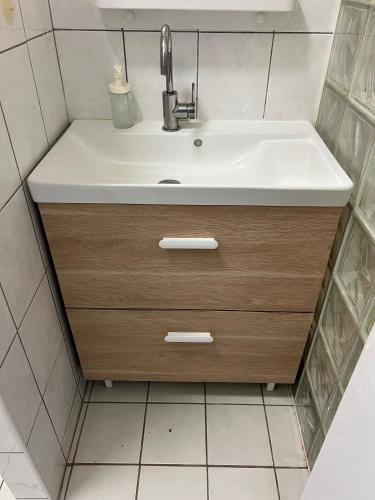 La salle de bains est pourvue d'un lavabo et d'un comptoir. dans l'établissement Joli T2 47m2 au calme absolu, à 2 pas de la gare avec parking privé, à Saint-Cyr-lʼÉcole