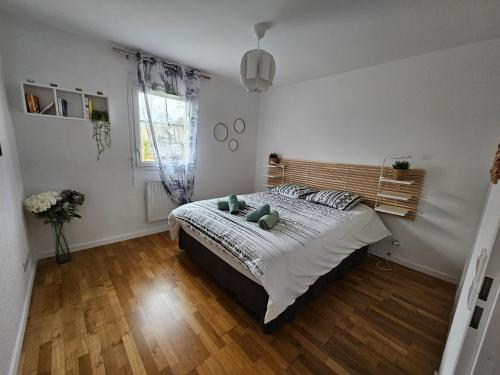 a bedroom with a bed and a wooden floor at Aux portes des cabanes à huîtres - plage in Lanton