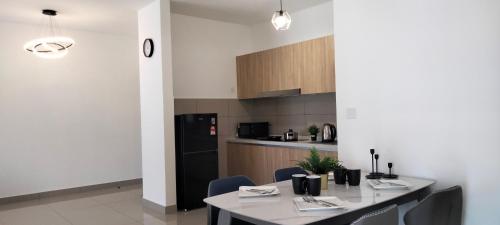 Kuchyň nebo kuchyňský kout v ubytování LSH33 Residence Sentul KL by HomeBrickz