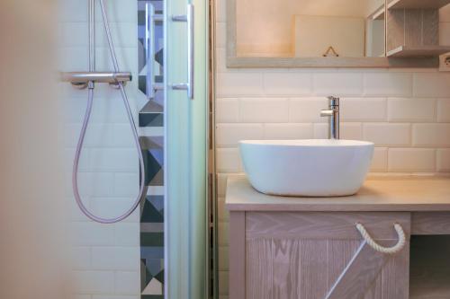 une salle de bain avec un lavabo blanc et une douche dans l'établissement maison de vacances 4 pers jardin agreable - Olonne sur mer, à Olonne-sur-Mer