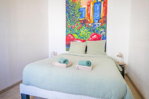 une chambre avec un lit avec deux serviettes dessus dans l'établissement charmante maisonnette proche chenal - 5 personnes, à Les Sables-dʼOlonne