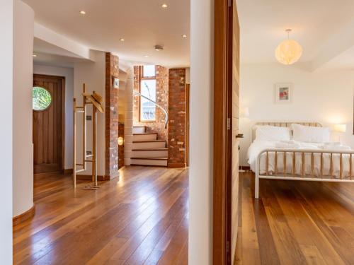 ein Schlafzimmer und ein Wohnzimmer mit einem Bett in der Unterkunft 5 Bed in Ilfracombe 58766 in Ilfracombe