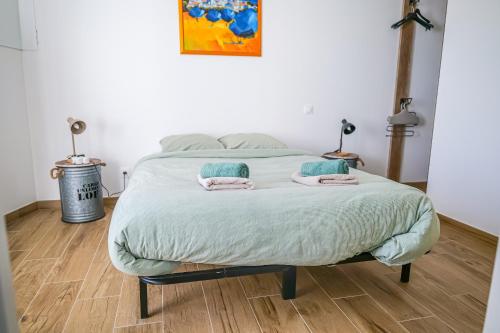 une chambre avec un lit avec deux serviettes dessus dans l'établissement maison entierement renovee face au chenal pour 4 pers - la chaume, à Les Sables-dʼOlonne