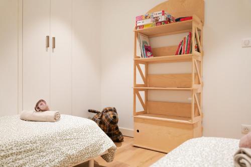 une chambre avec deux lits et une étagère dans l'établissement Maison de pêcheur rénovée - 3 chambres et patio extérieur - 6 personnes, à Les Sables-dʼOlonne