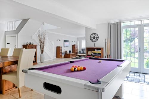 a living room with a pool table at Beautiful Secluded 2 Bedroom Coach House in Nottingham
