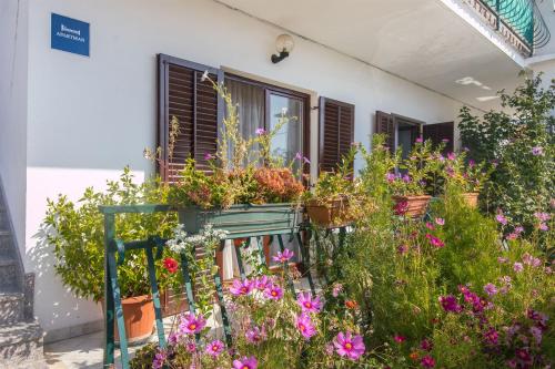 een bos bloemen voor een raam bij Apartment Vinka in Trogir