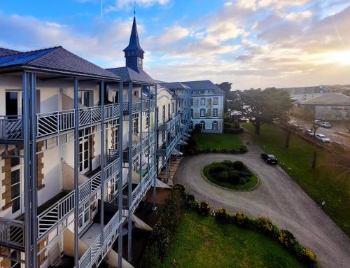 eine Luftaufnahme eines Gebäudes mit einer Kirche in der Unterkunft La petite bulle - Les Gîtes de la Côte d'Amour in Le Croisic