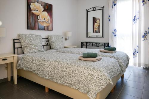 une chambre avec un lit avec deux oreillers dessus dans l'établissement superbe villa residence oasis park - 8 personnes - piscine chauffee, à Les Sables-dʼOlonne