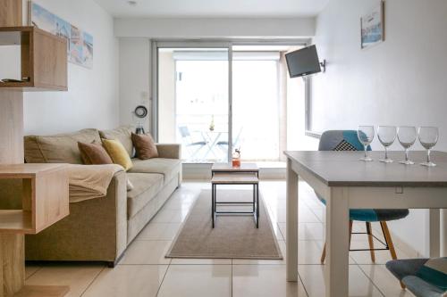 un salon avec un canapé et une table dans l'établissement Appartement emplacement central proche plage - 4 personnes, à Les Sables-dʼOlonne
