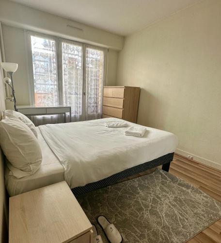 une petite pièce avec un lit et une fenêtre dans l'établissement Appartement central Paris et confortable, à Paris