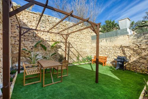 Foto Exclusive 2BR Sliema Townhouse with Garden 1