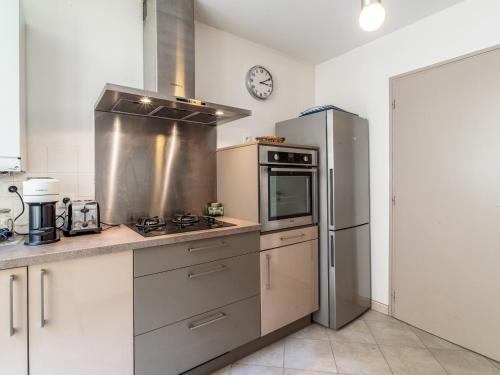 une cuisine avec une cuisinière et un réfrigérateur dans l'établissement Le Cordouan, au centre ville, à La Rochelle