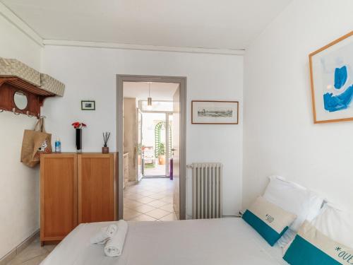 - une chambre avec un lit et un couloir dans l'établissement Le Cordouan, au centre ville, à La Rochelle