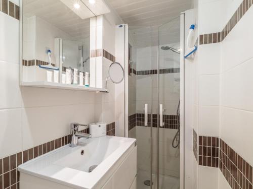 une salle de bain blanche avec un lavabo et une douche dans l'établissement Le Cordouan, au centre ville, à La Rochelle