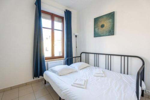 une chambre avec un lit avec deux serviettes dessus dans l'établissement Super Logement 6pers Stationnement Gratuit Centre, à Mulhouse