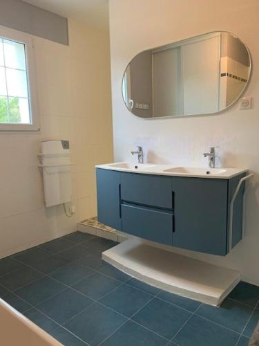 une salle de bain avec un lavabo bleu et un miroir dans l'établissement Maison 5 pièces 8 couchages Saint Pierre d'Oléron SPO000-123, à Saint-Pierre-dʼOléron