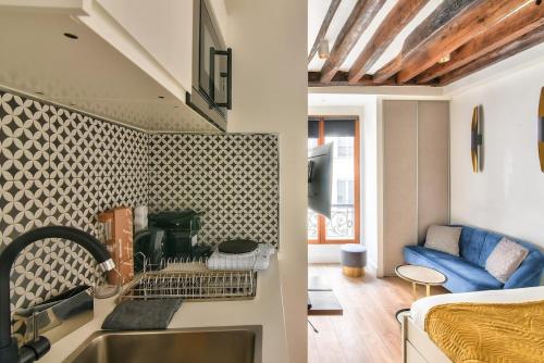 une cuisine avec un évier et une chambre avec un lit dans l'établissement Studio Paris Centre near Montorgueil, à Paris