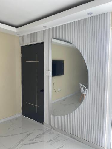 a room with a round mirror on the wall at Apartamento in Cancino