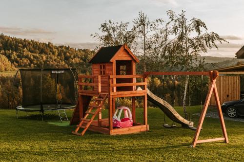 Kawasan permainan kanak-kanak di Domki Bliżej Natury z Jacuzzi