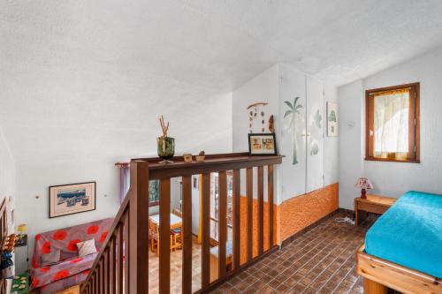 un salon avec un escalier dans une maison dans l'établissement Bastidon Avec Terrasse Vue Mer, à Carqueiranne